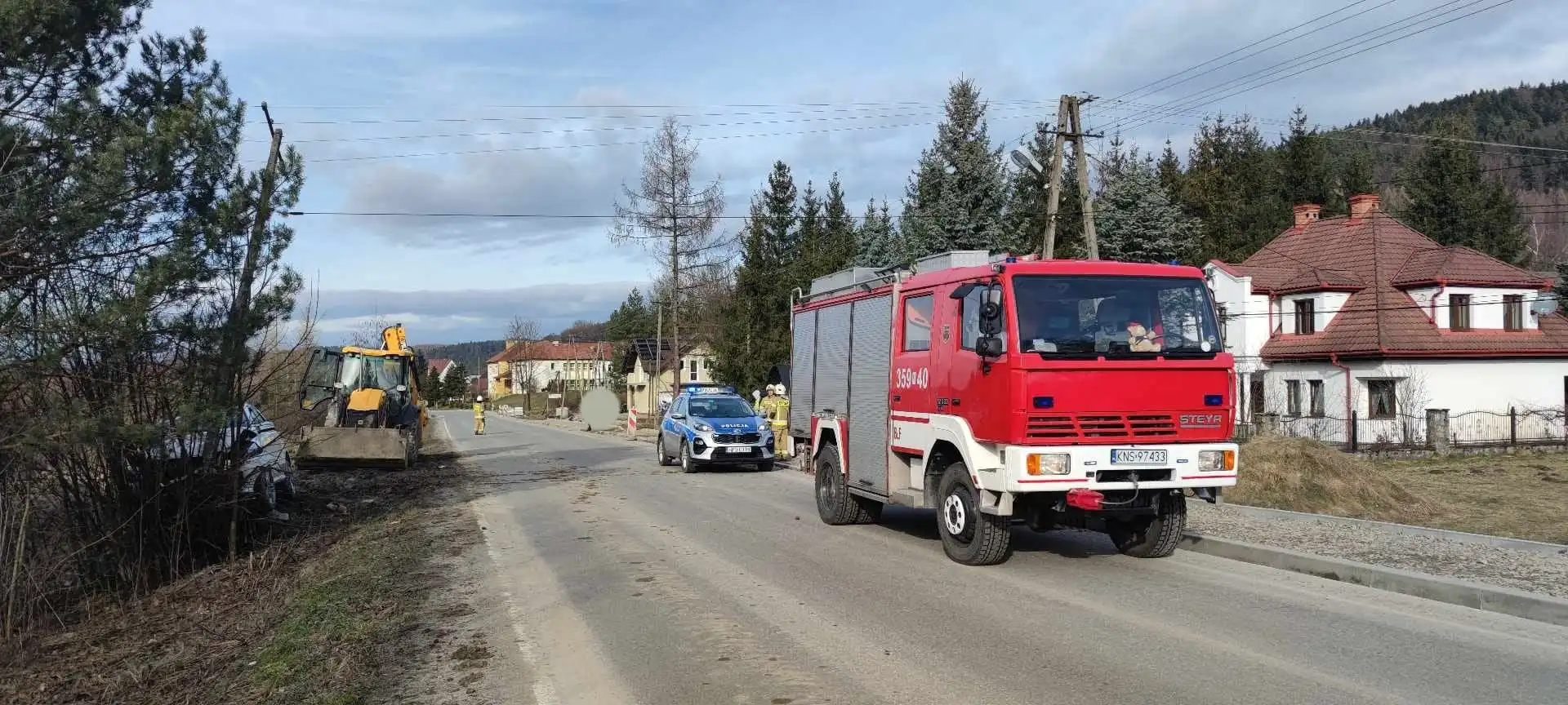 Wypadek w Królowej Górnej: samochód osobowy wypadł z drogi i uderzył w słupa
