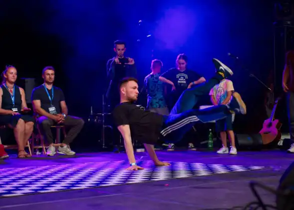 Bitwa breakdance w amfiteatrze Parku Strzeleckiego. O wygraną walczyły cztery grupy