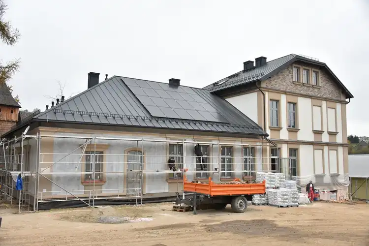 Modernizacja historycznego budynku Szkoły Ludowej w Binarowej na półmetku