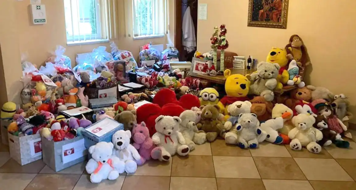 Wolontariusze ze Szkolnego Koła Caritas przy ZSP w Krynicy-Zdroju pomagają dzieciom i osobom starszym