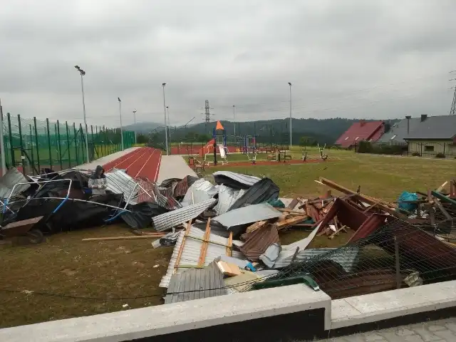 Od rana trwają prace porządkowe po wczorajszej wichurze nad Librantową
