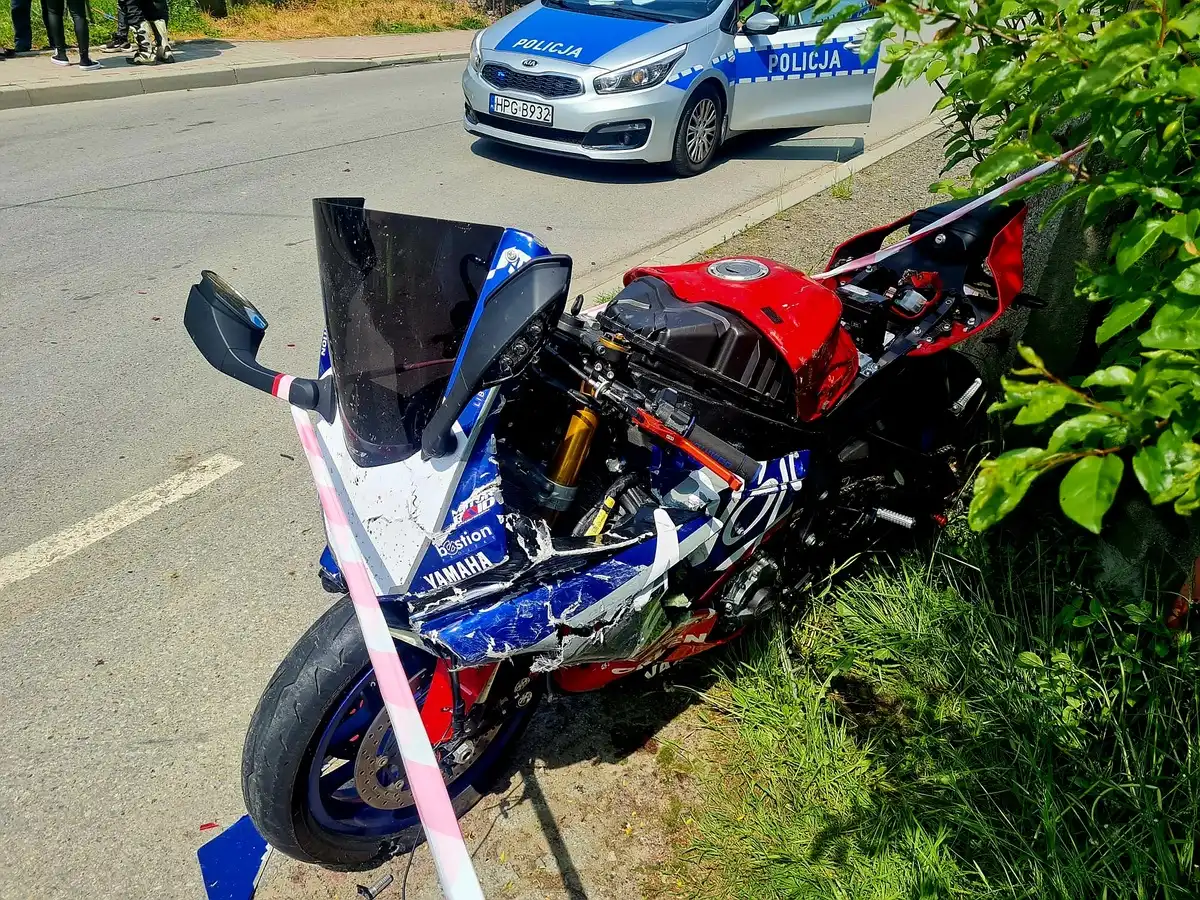 Wypadek w Porębie Wielkiej. Samochód osobowy zderzył się z motocyklem