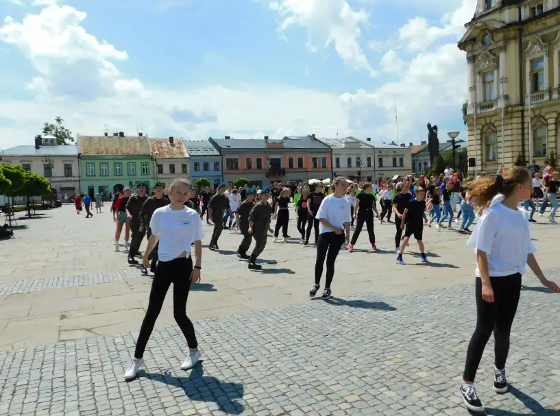 Jerusalema Dance Challenge przed sądeckim ratuszem