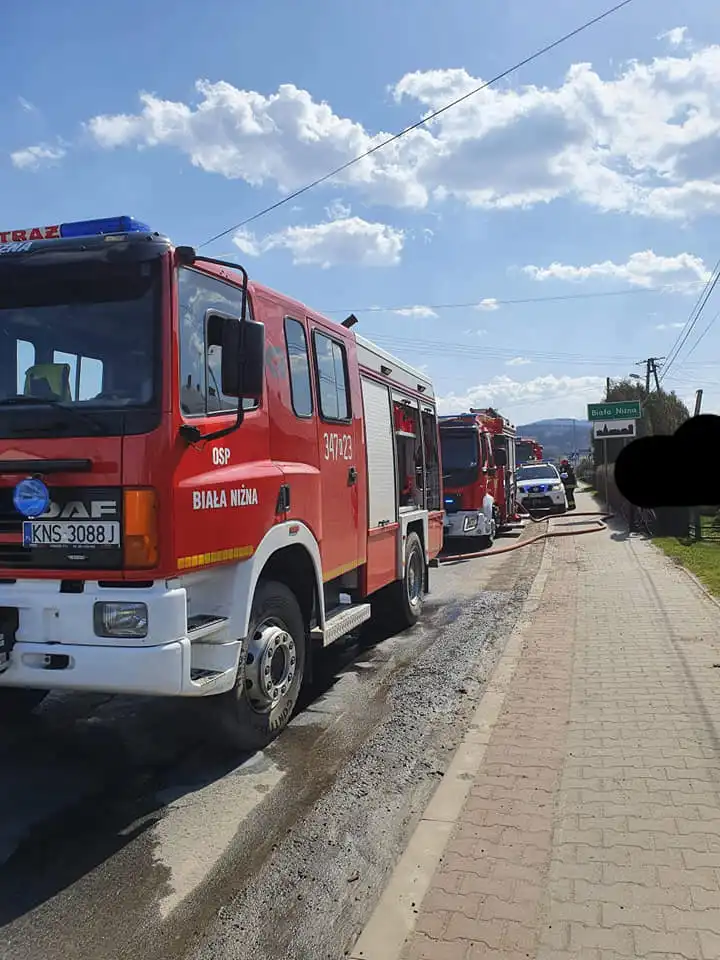 Biała Niżna: Strażacy przez trzy godziny gasili pożar drewnianego garażu oraz wiat