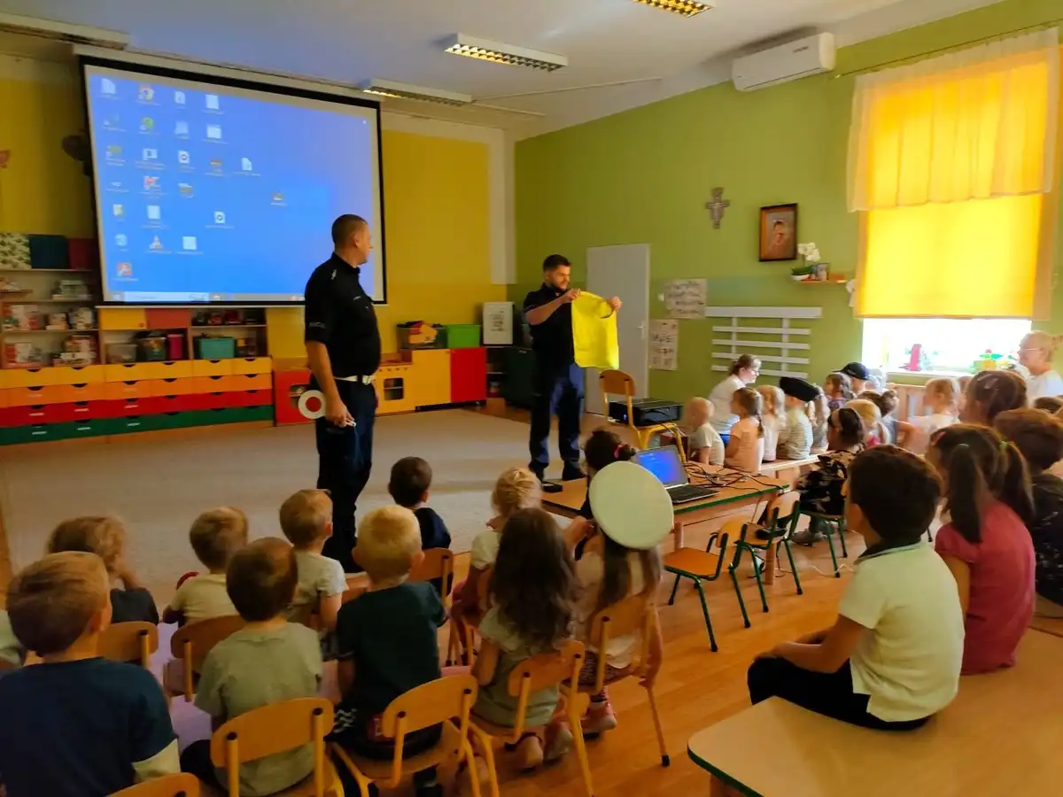 Policja w służbie edukacji. Prelekcje, pokazy i gry terenowe z sądeckimi funkcjonariuszami