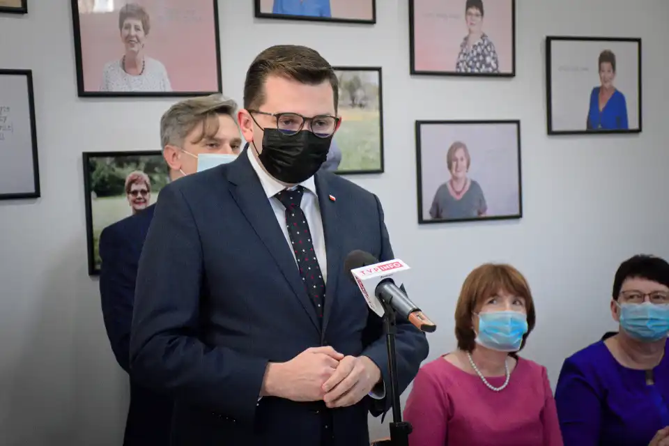 Minister rodziny i polityki społecznej Marlena Maląg z wizytą w Klubie Seniora Plus w Łużnej