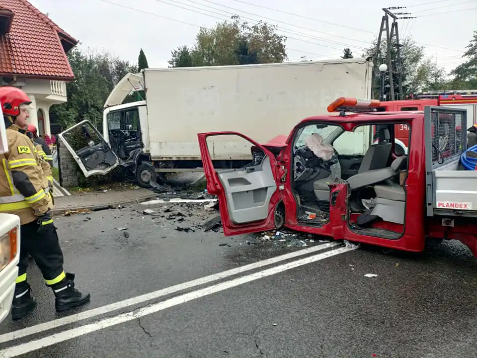 Stróże: Groźny wypadek na DW 981. Zderzyły się dwa samochody