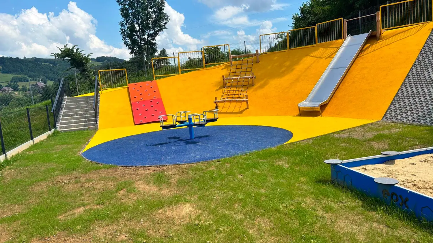 Nowy plac zabaw w Siennej już gotowy. Dzieci mają powody do radości