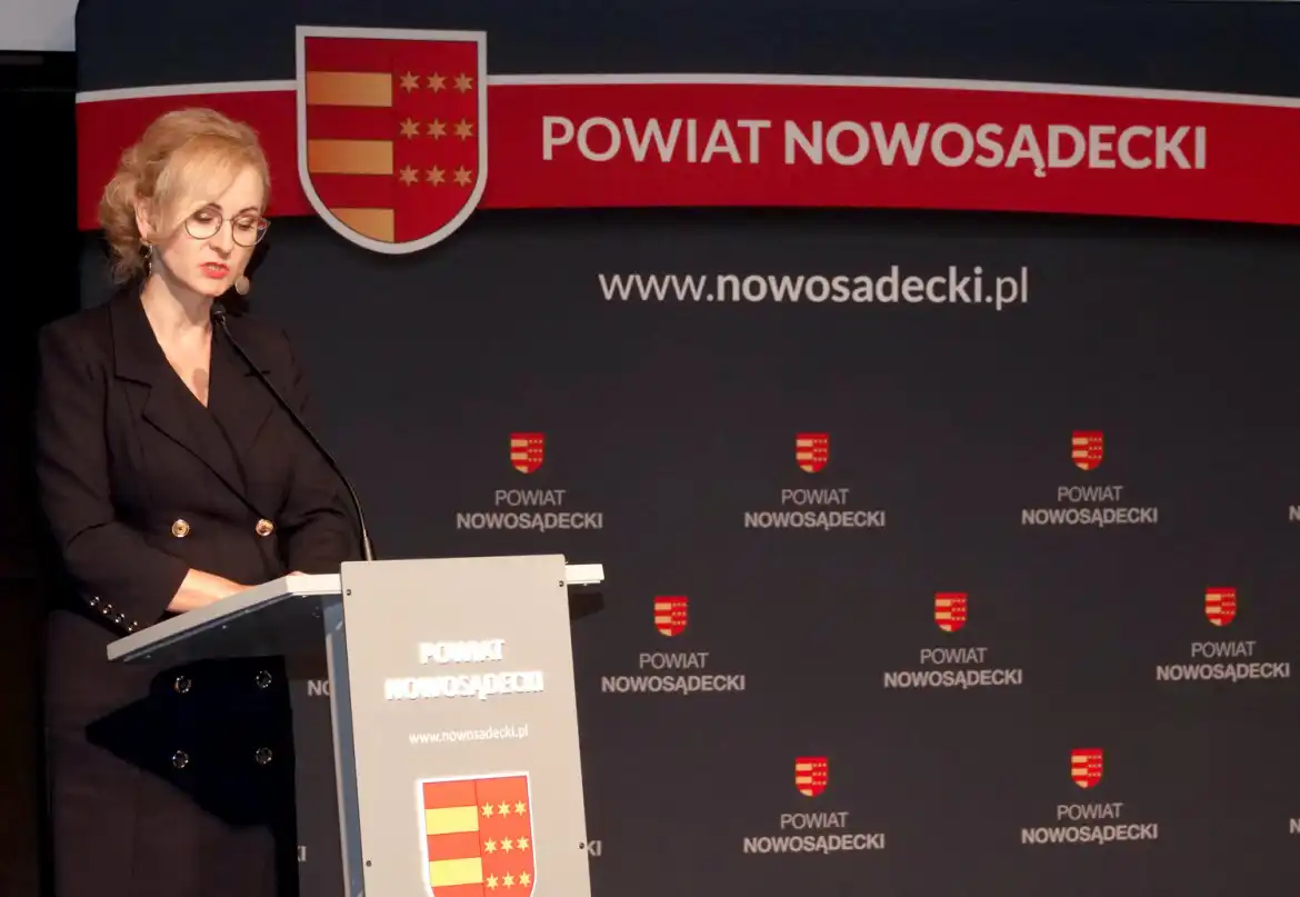 O inwestycjach i remontach zniszczonych wskutek powodzi dróg, na Sesji Rady Powiatu Nowosądeckiego