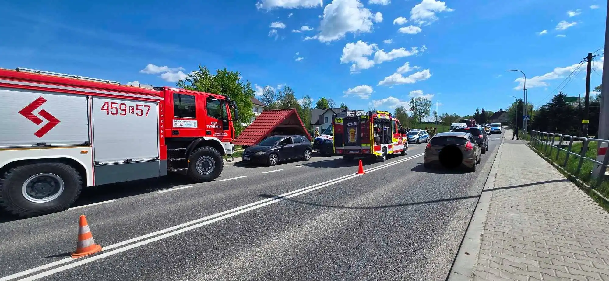 Wypadek w Tymbarku. Zderzyły się trzy auta, dwie osoby poszkodowane