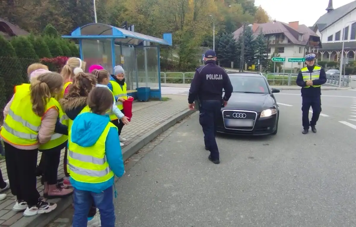 W ramach akcji „Świeć przykładem” sądeccy policjanci odwiedzili uczniów Zespołu Szkolno-Przedszkolnego w Krużlowej Wyżnej
