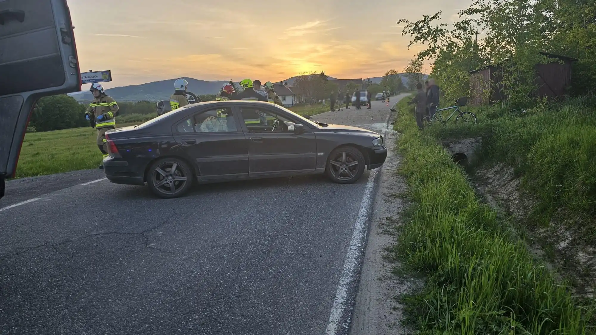 Wypadek w Mokrej Wsi. Zderzyły się dwie osobówki. Jedna z nich uderzyła w przepust i dachowała
