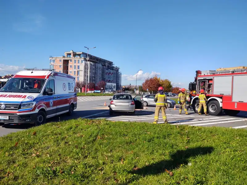 Na Al. Piłsudskiego zderzyły się dwa samochody osobowe. Trzy osoby poszkodowane