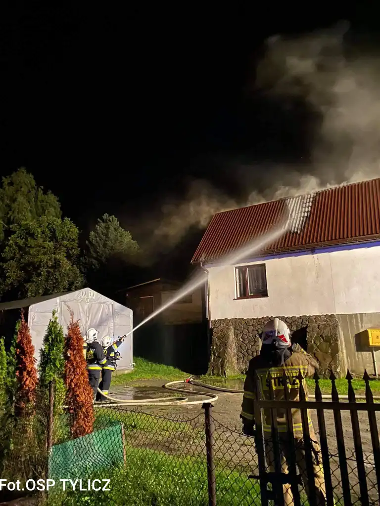 Pożar w Powroźniku. Paliło się poddasze budynku mieszkalnego