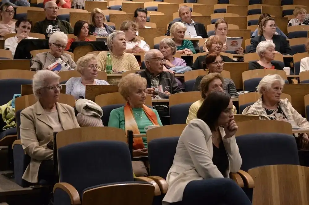 Konferencja "Bezpieczny Senior" w Wyższej Szkole Biznesu – National Louis University