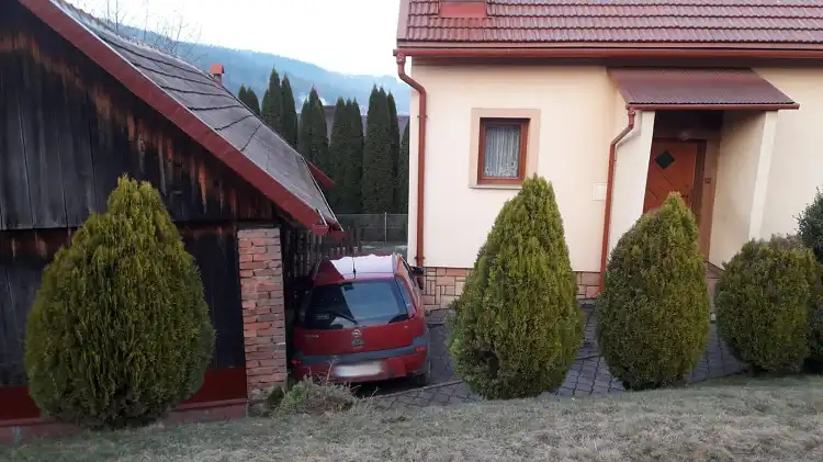 Wypadek w Kamionce Małej. Osobówka wypadła z drogi i "wylądowała" na prywatnej posesji