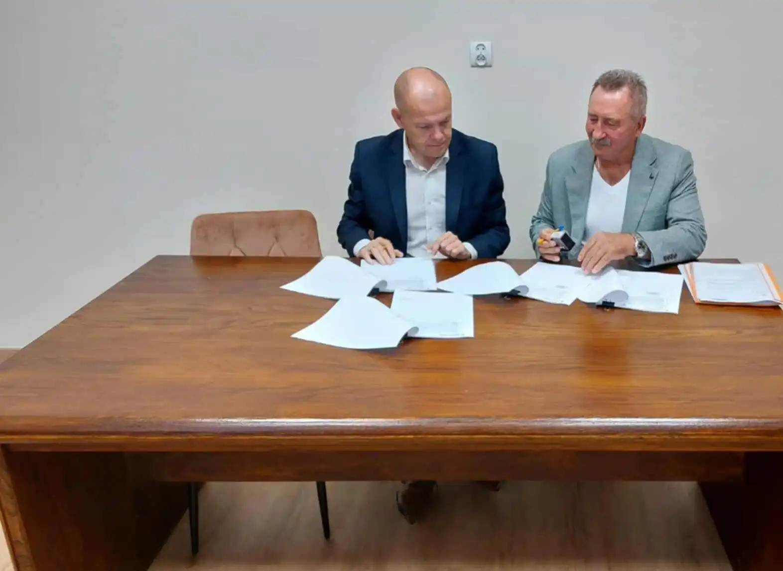 Nowe boisko w Głębokiem już w grudniu. Gmina podpisała umowę na inwestycję