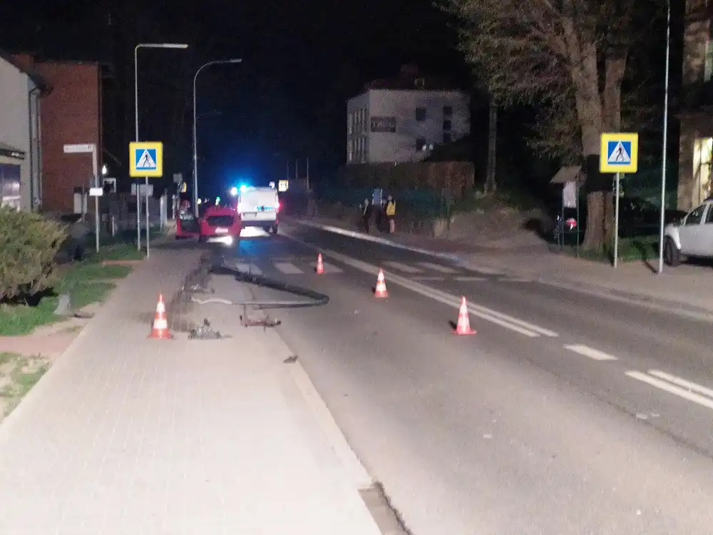 Kraksa na ul. Kraszewskiego w Krynicy-Zdroju. Dwa auta rozbite i uszkodzona latarnia