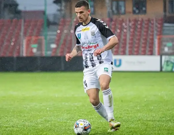 Klub Sandecji przedłużył umowę z 29-letnim obrońcą Kamilem Słabym