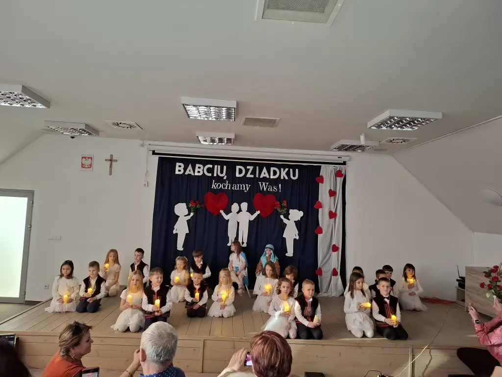 Dzień Babci i Dziadka w Gminnym Przedszkolu w Podegrodziu. Chwile pełne uśmiechu i wzruszeń