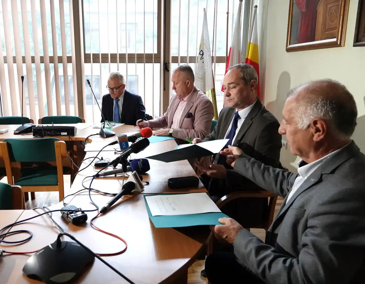 Starostwo Powiatowe w Nowym Sączu, PWSZ i Urząd Miasta Nowego Sącza wspólnie zorganizują konferencje. Jaką?