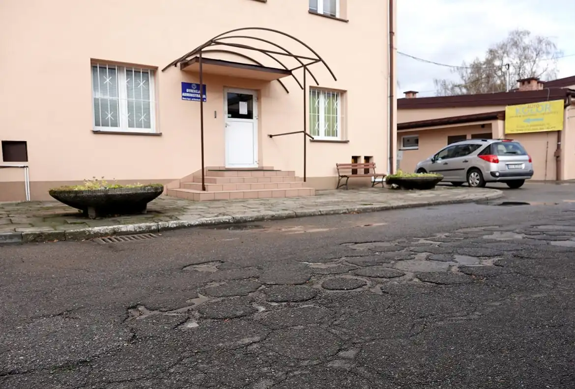 Na terenie Sądeckiego Pogotowia Ratunkowego zostanie wyremontowany plac. Koszt inwestycji to 3,7 mln zł