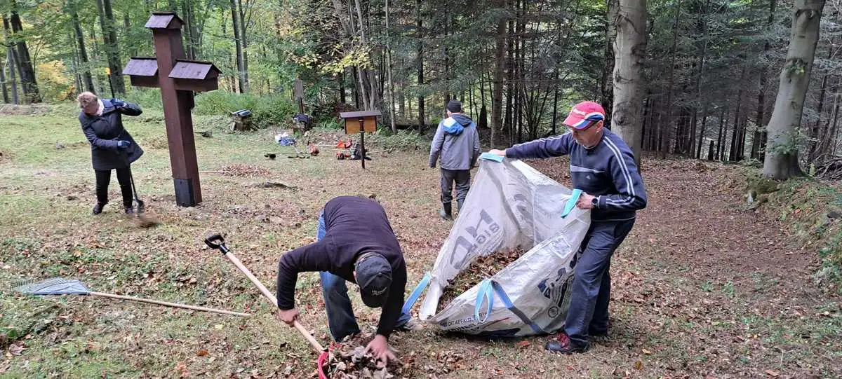 Policjanci z Uścia Gorlickiego dbają o pamięć poległych. Akcja sprzątania cmentarza w Blechnarce