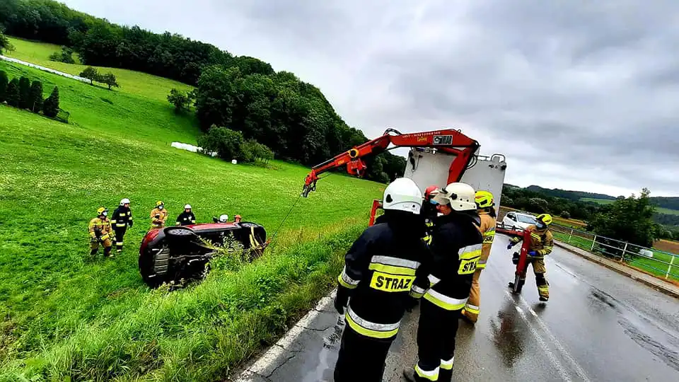 Wypadek w Kamionce Małej. Zderzyły się dwie osobówki.  Jedna z nich wypadła z drogi i dachowała