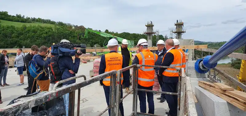 Budowa mostu w Kurowie: Trwa betonowanie ostatniego pylonu i podwieszanie want. Nową przeprawą przejedziemy już jesienią