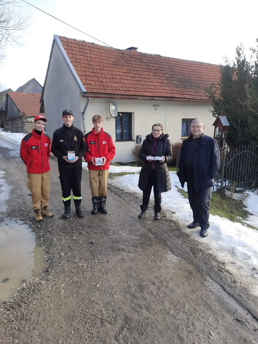 Bezpieczna zima w Słopnicach. Akcja strażaków z czujnikami dymu i czadu