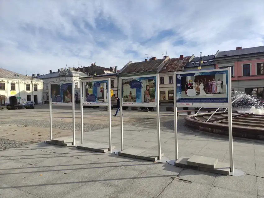 Wystawa plenerowa "Gdybym przeniósł się na karty ksiąg" na nowosądeckim rynku