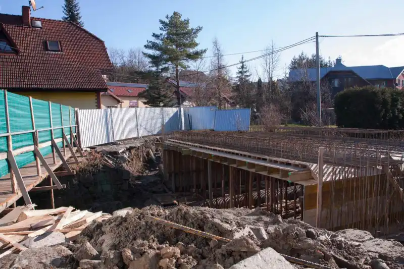 Gmina Korzenna: Trwa odbudowa uszkodzonego wskutek powodzi mostu