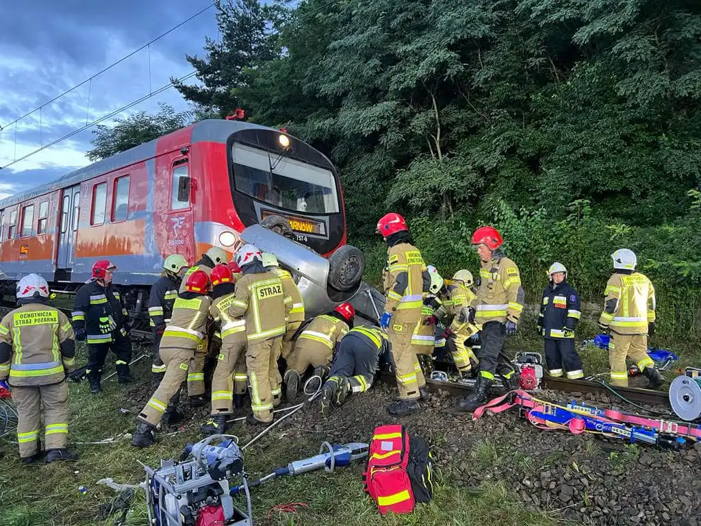 Wypadek w Barcicach. Samochód osobowy wjechał pod pociąg