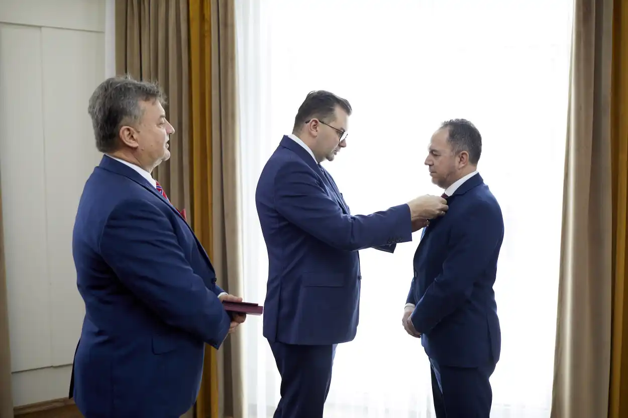 Wojewoda Małopolski wręczył odznaczenia państwowe za zasługi na rzecz ochrony i bezpieczeństwa zdrowia publicznego