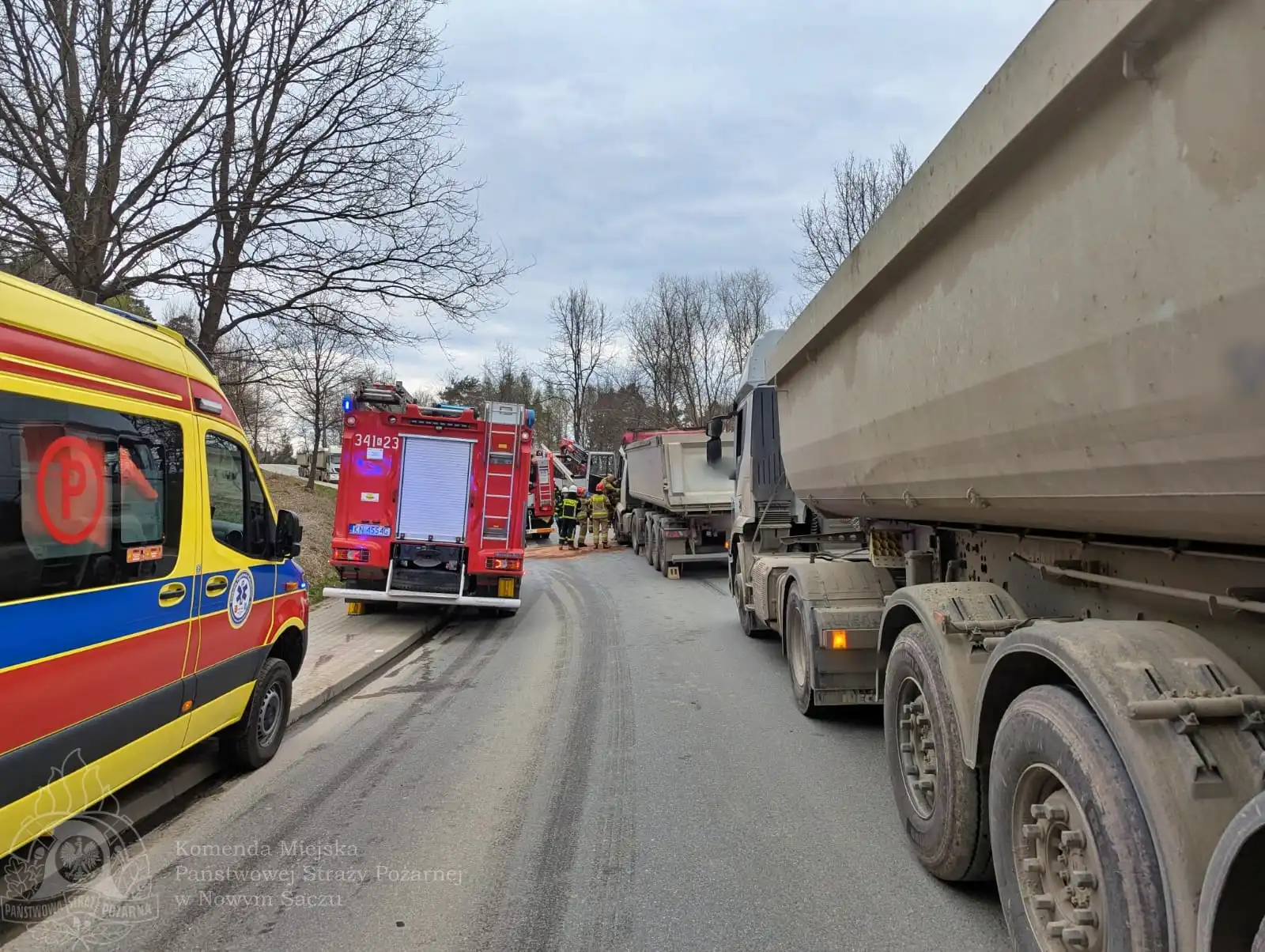 Wypadek w Rdziostowie. Zderzyły się dwie ciężarówki. Jedna osoba ranna