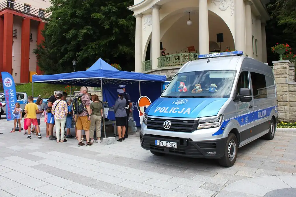 Uroczysty apel z okazji 104. rocznicy powołania Policji Państwowej. Wydarzeniu towarzyszył piknik profilaktyczno-edukacyjny