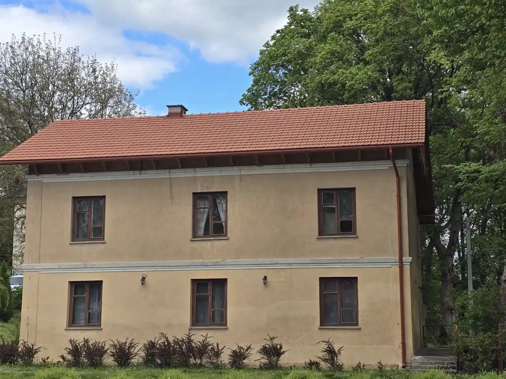 Dwór w Przyszowej z nowym dachem. Gmina Łukowica działa