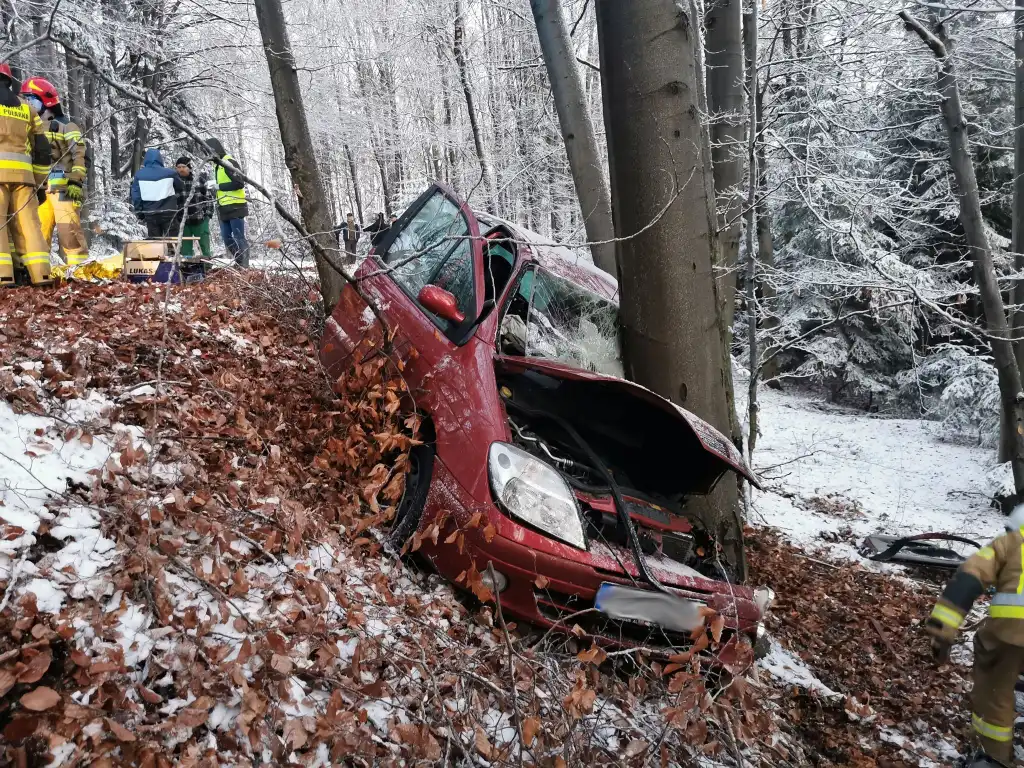 Wypadek w Łęce. Kierowca był zakleszczony w pojeździe