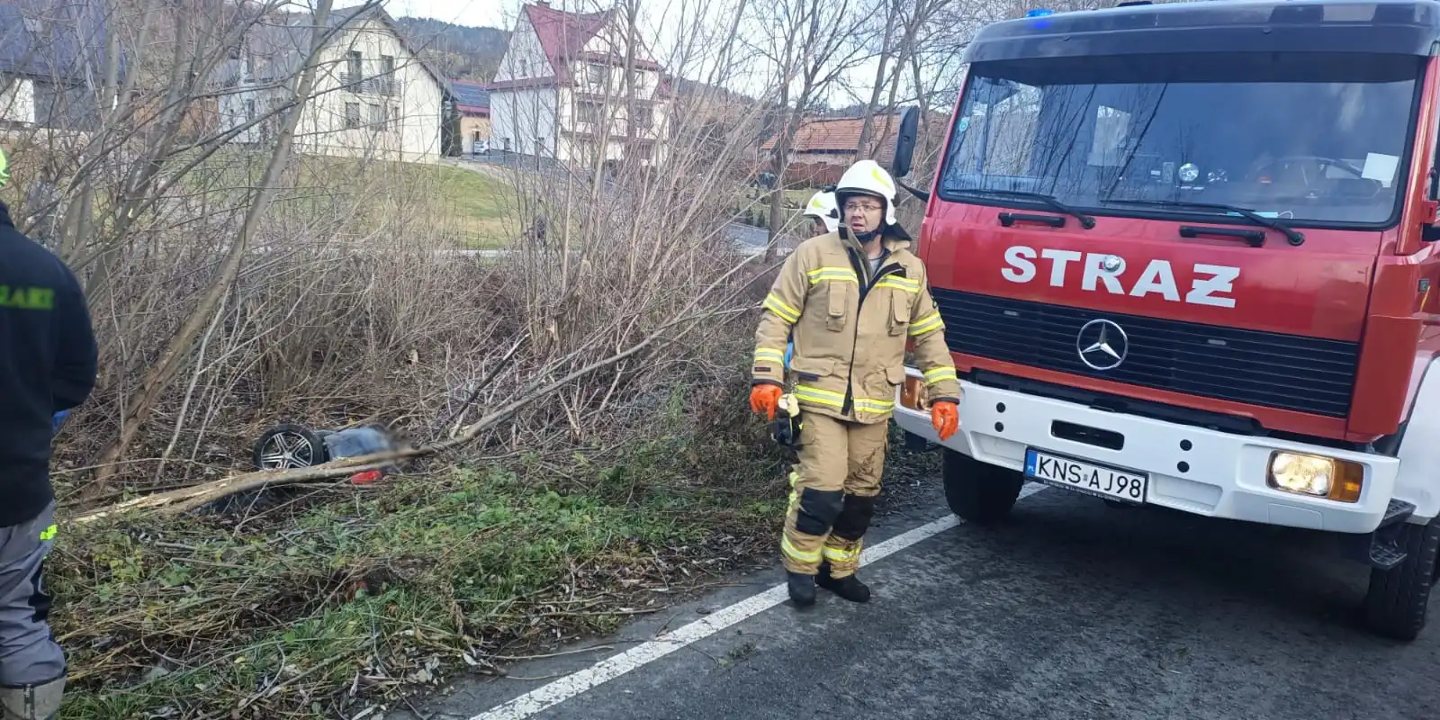 Wypadek w Zagorzynie. Osobówka wpadła do koryta potoku. Pojazdem podróżowała matka z dwumiesięcznym dzieckiem