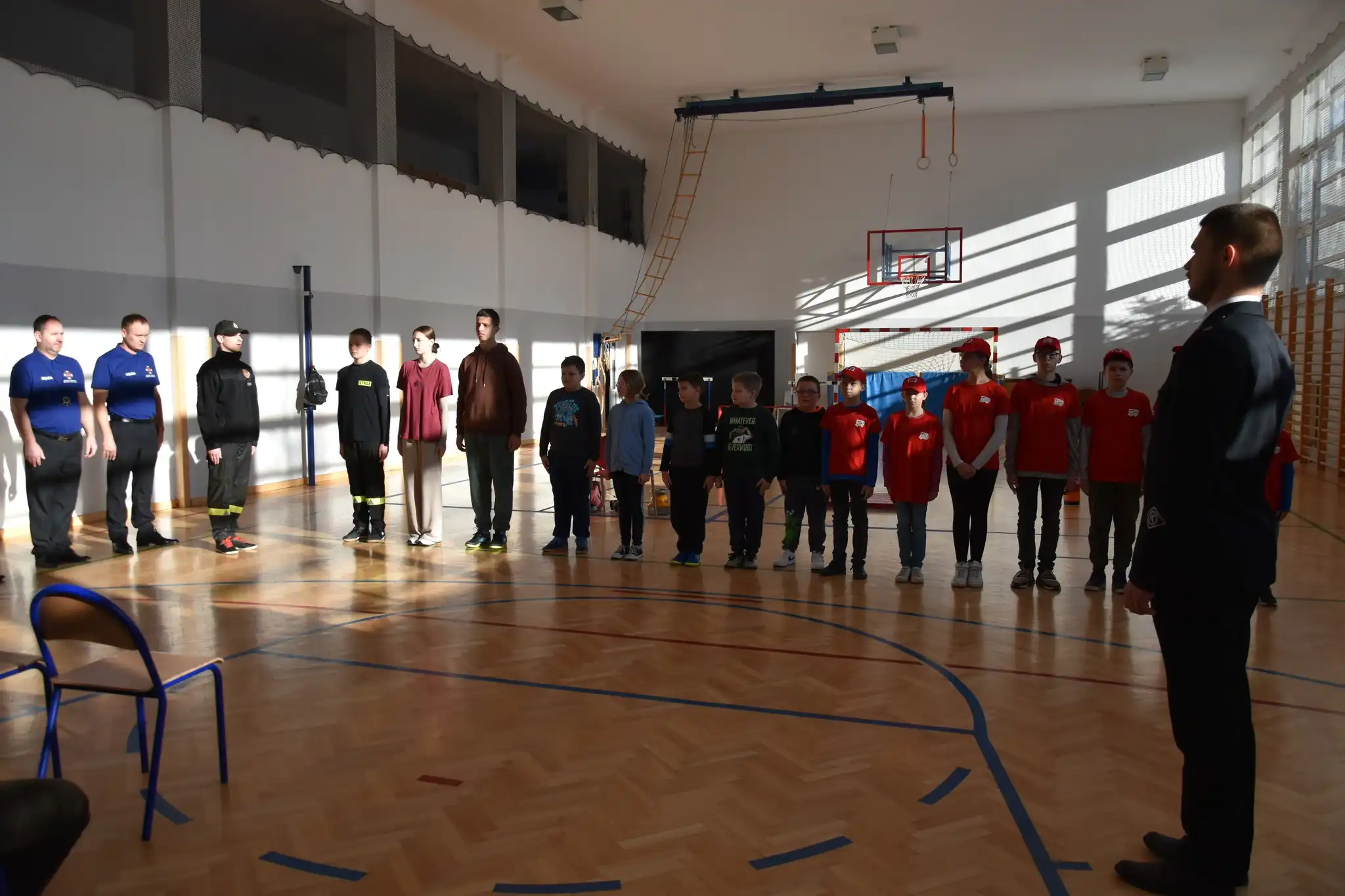 I Gminne Halowe Młodzieżowe Zawody Sportowo-Pożarnicze w Sękowej. Młodzi strażacy w akcji