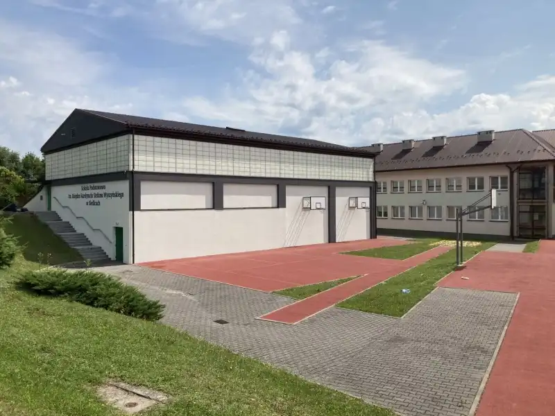 Odnowiono elewacje budynku sali gimnastycznej przy Szkole Podstawowej w Siedlcach