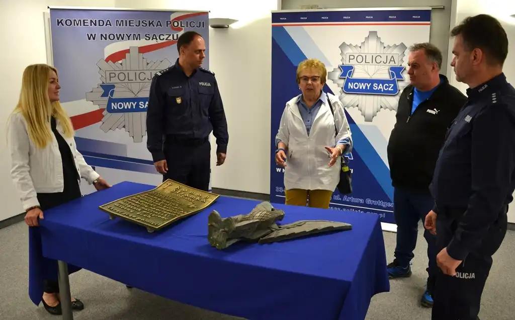 Okradł pomnik Romana Stramki – bohaterskiego kuriera Armii Krajowej. Cmentarny złodziej w rękach Policji