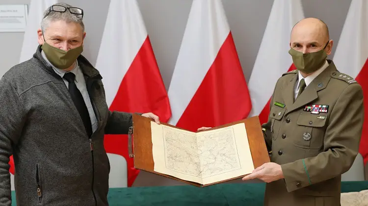 Popiersie i mapnik generała Gizy dołączyły do kolekcji eksponatów w Izbie Pamięci KaOSG