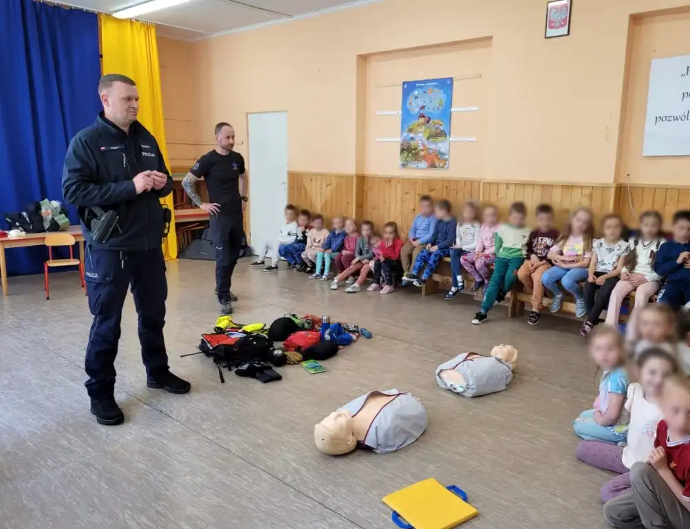 Przedszkolaki uczą się ratować życie. Dzielnicowy i ratownik GOPR w akcji edukacyjnej w Krynicy-Zdroju