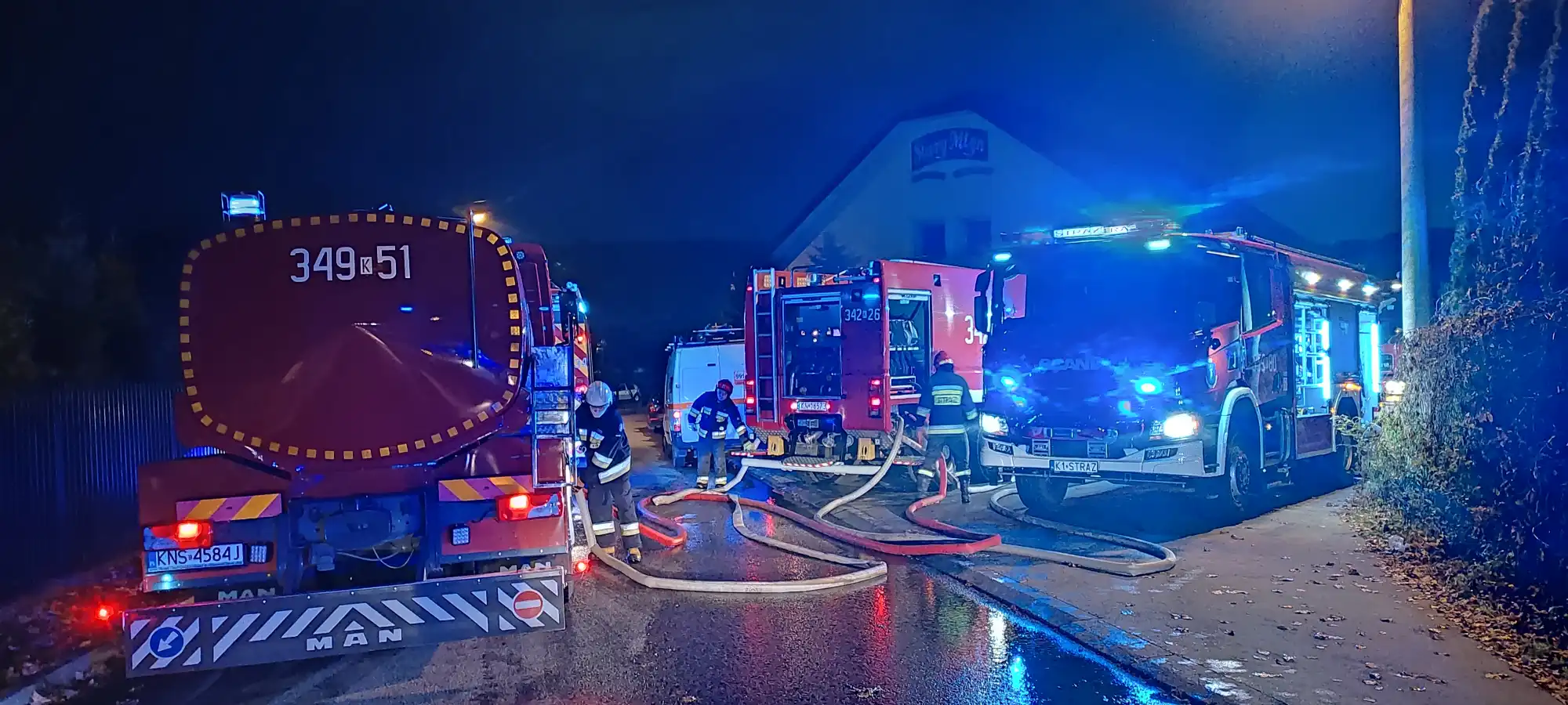 Pożar zakładu stolarskiego w Nowym Sączu. Trwają działania rozbiórkowe i dogaszające