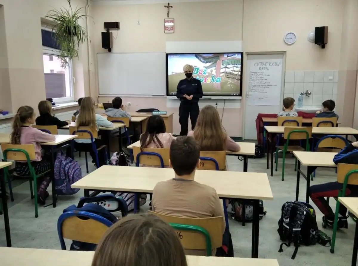 Jak bezpiecznie korzystać z internetu? Policjantki uczą najmłodszych