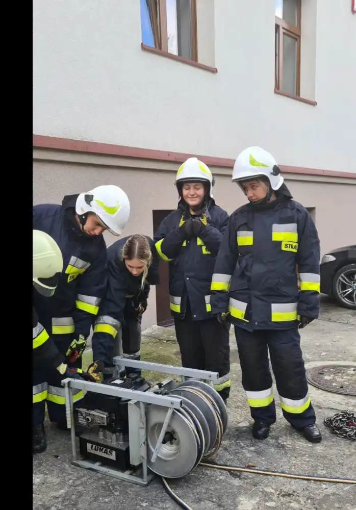 Przyszli strażacy uczestniczyli w zajęciach z ratownictwa technicznego