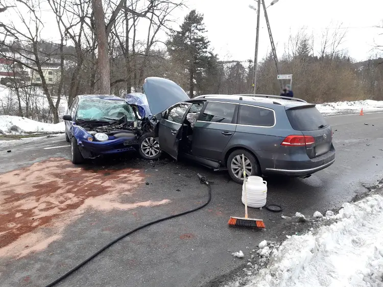 Wypadek w Nawojowej. Dwa auta rozbite, jedna osoba trafiła do szpitala