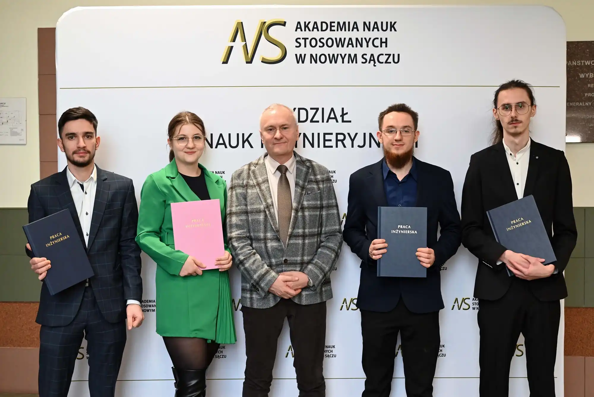 Wydział Nauk Inżynieryjnych ANS świętuje sukces 160 absolwentów. Obrony i innowacyjne projekty