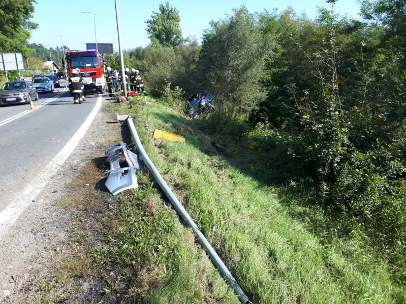Wypadek w Naszacowicach. Samochód wypadł z drogi i zatrzymał się na skarpie